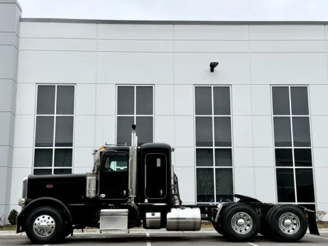 More photos of 2021 PETERBILT 389 at Forge Truck Centers - Illinois, IL