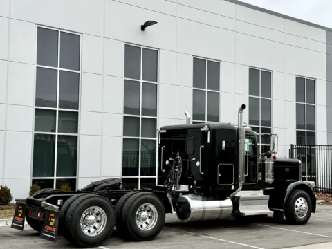 More photos of 2021 PETERBILT 389 at Forge Truck Centers - Illinois, IL