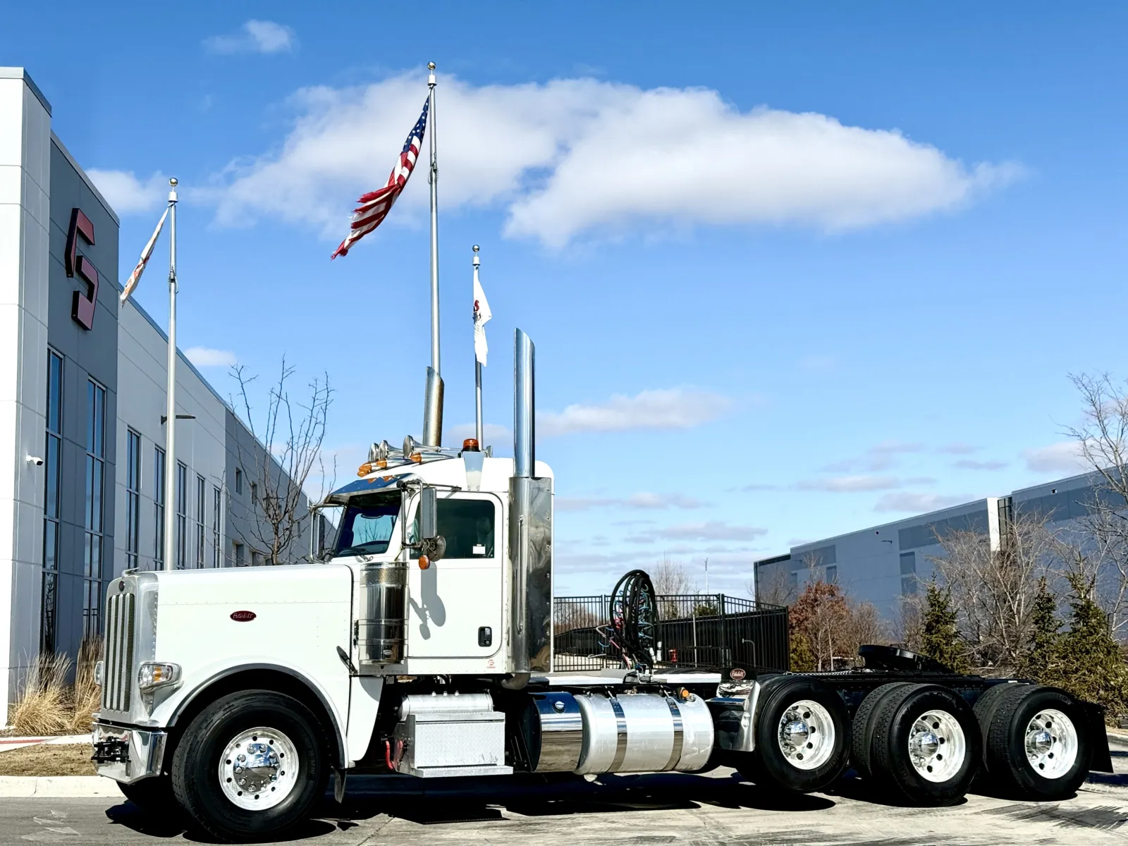 2023 Peterbilt 389 - image 1