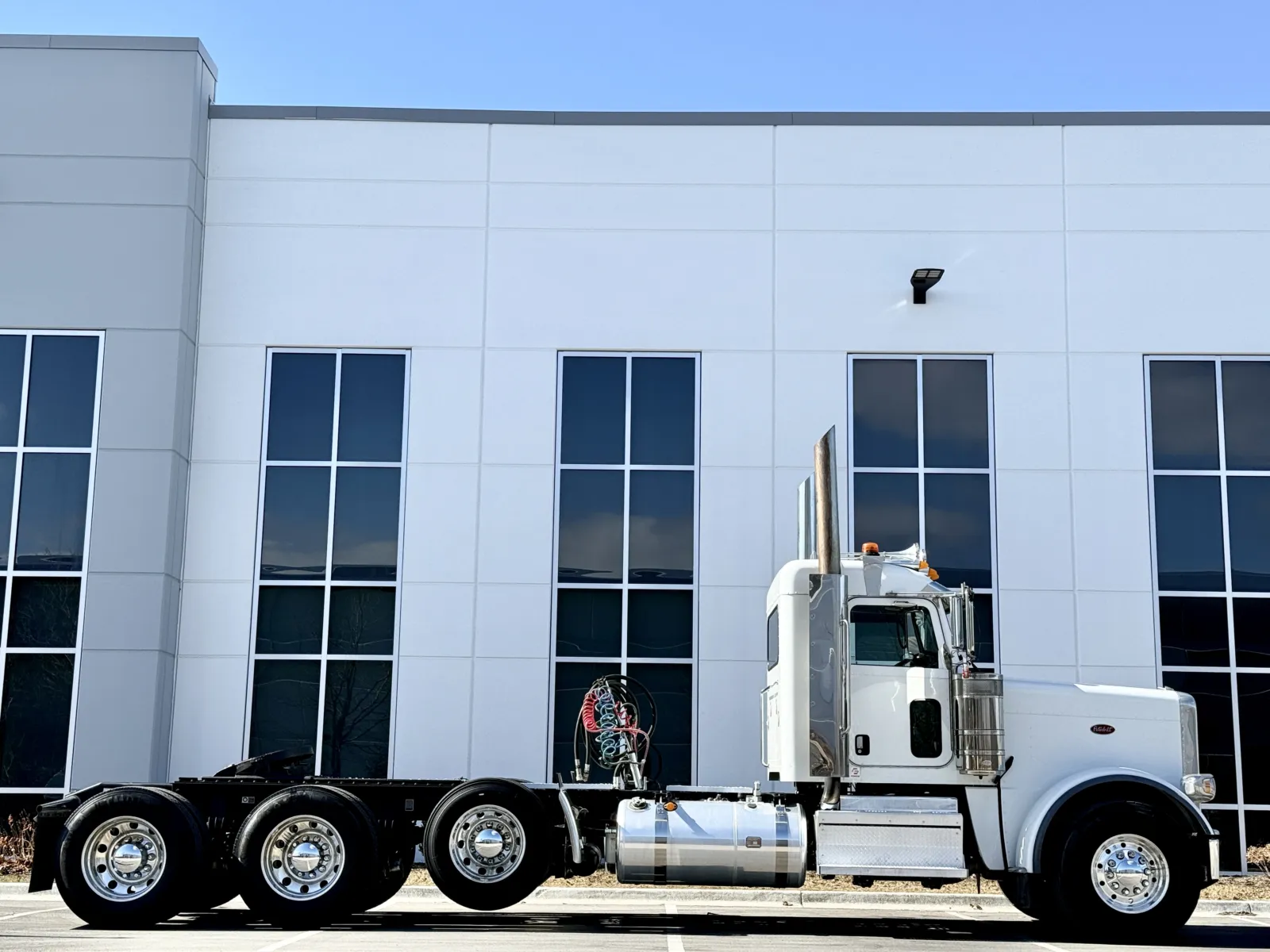 2023 Peterbilt 389 - image 3