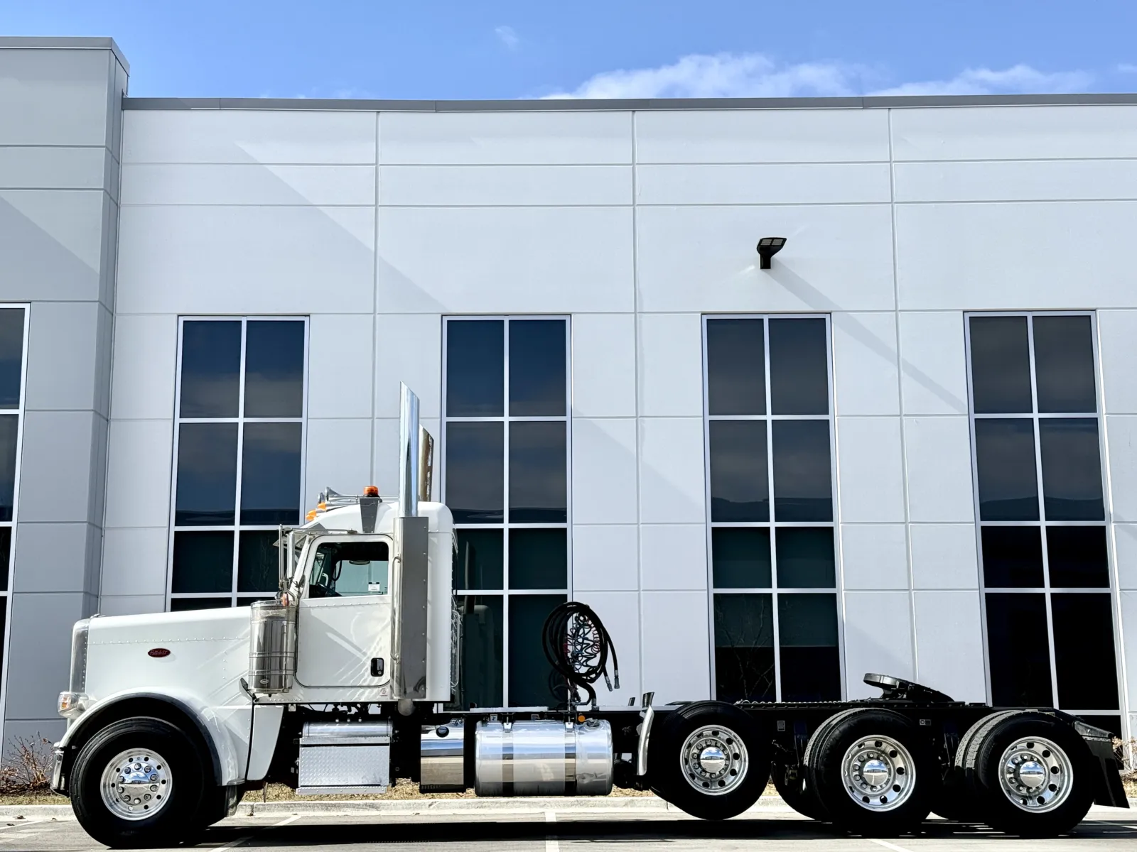 2023 Peterbilt 389 - image 4