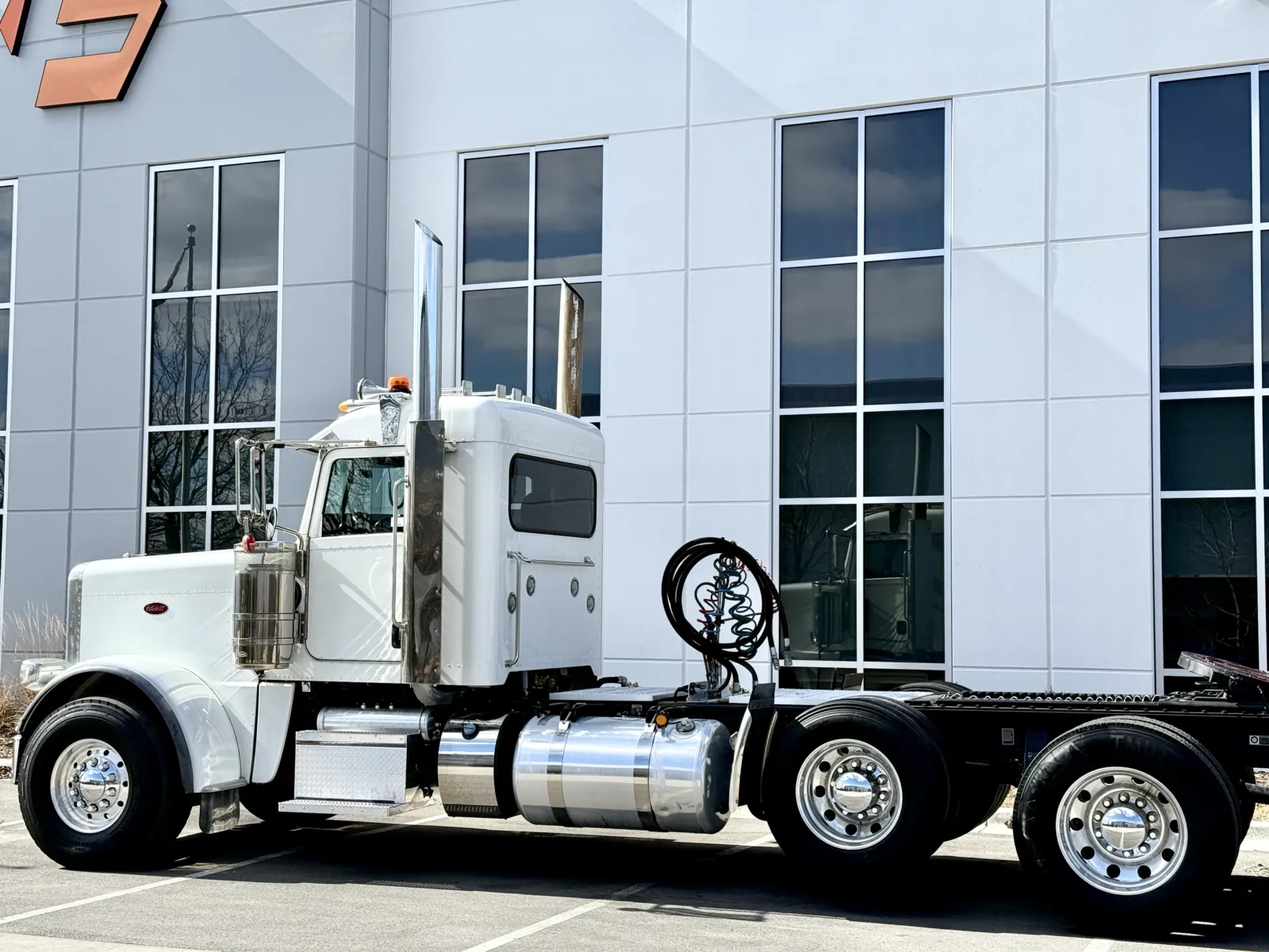 2023 Peterbilt 389 - image 8