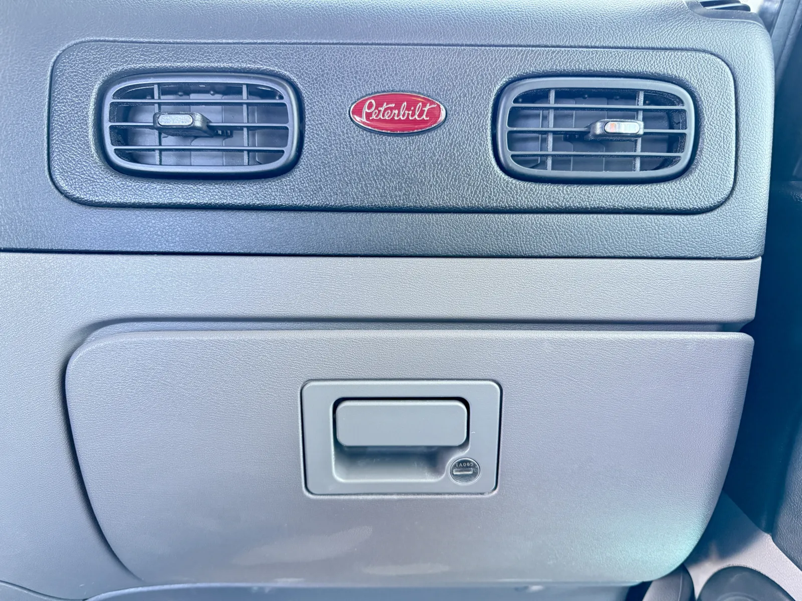 2023 Peterbilt 389 - image 19