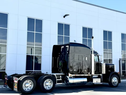 More photos of 2000 PETERBILT 379 at Forge Truck Centers - Illinois, IL