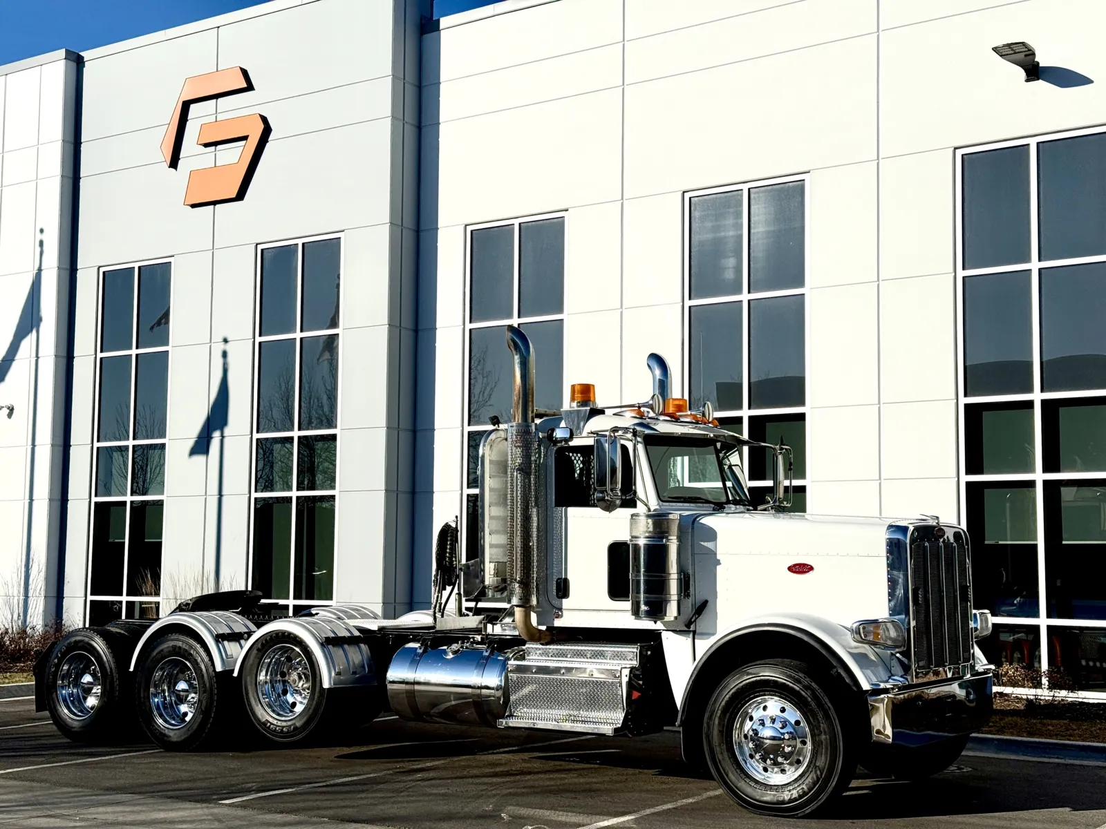 2015 Peterbilt 389 - image 2