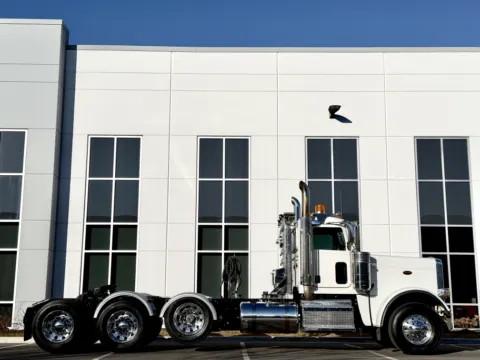 Another view of 2015 PETERBILT 389 for sale in New Lenox, IL at Forge Truck Centers - Illinois