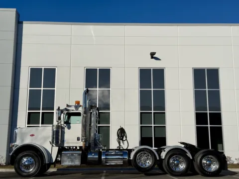 More photos of 2015 PETERBILT 389 at Forge Truck Centers - Illinois, IL