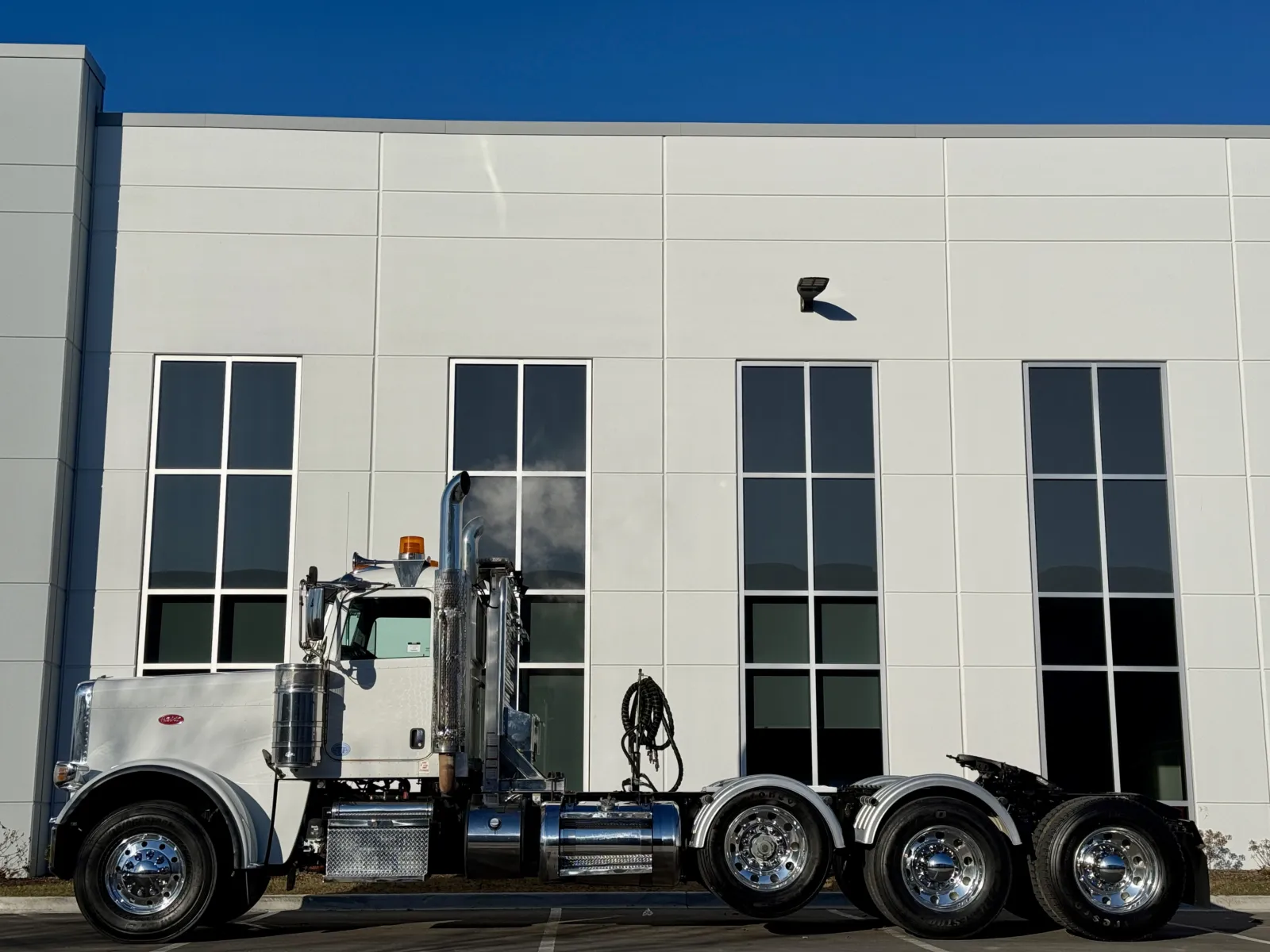 2015 Peterbilt 389 - image 4