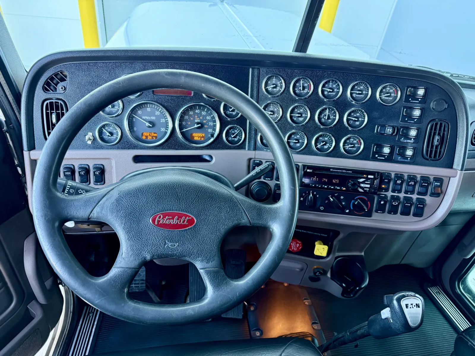 2015 Peterbilt 389 - image 16