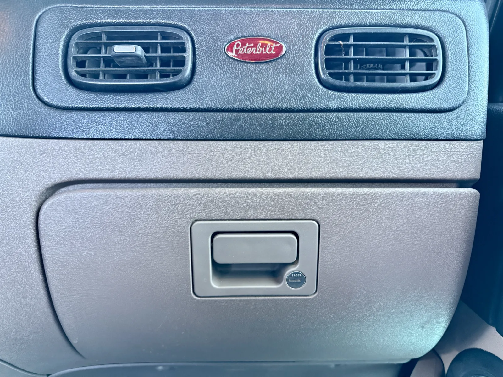 2015 Peterbilt 389 - image 19