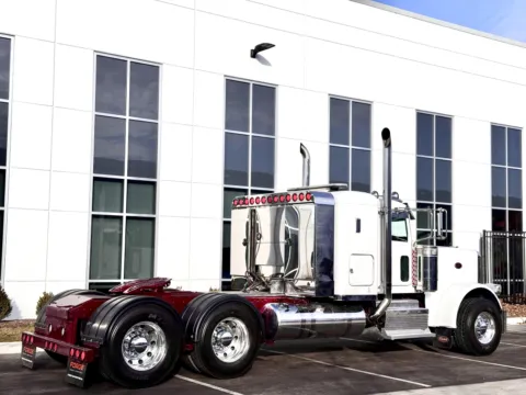 More photos of 2011 PETERBILT 389 at Forge Truck Centers - Illinois, IL