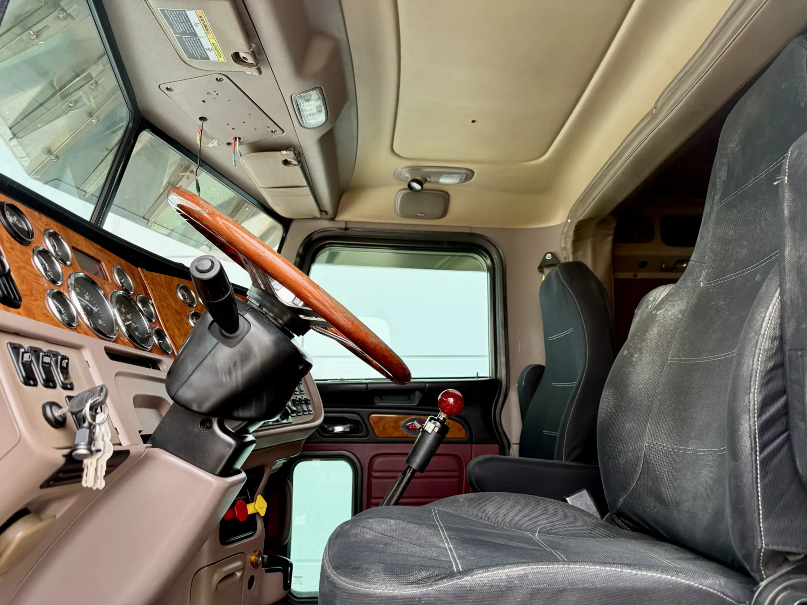 2011 Peterbilt 389 - image 14