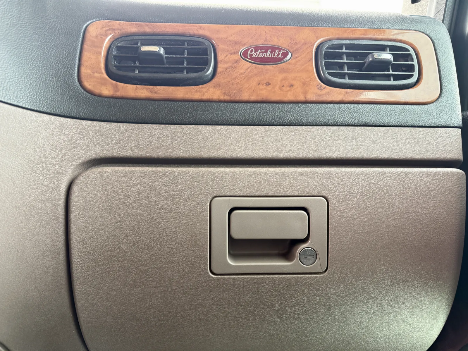 2011 Peterbilt 389 - image 19