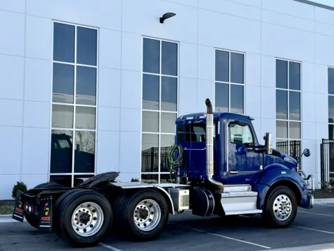 More photos of 2019 KENWORTH T880 at Forge Truck Centers - Illinois, IL