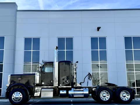 More photos of 2021 PETERBILT 389 at Forge Truck Centers - Illinois, IL