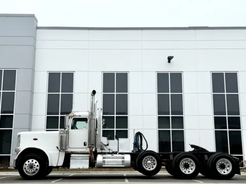 More photos of 2008 PETERBILT 389 at Forge Truck Centers - Illinois, IL