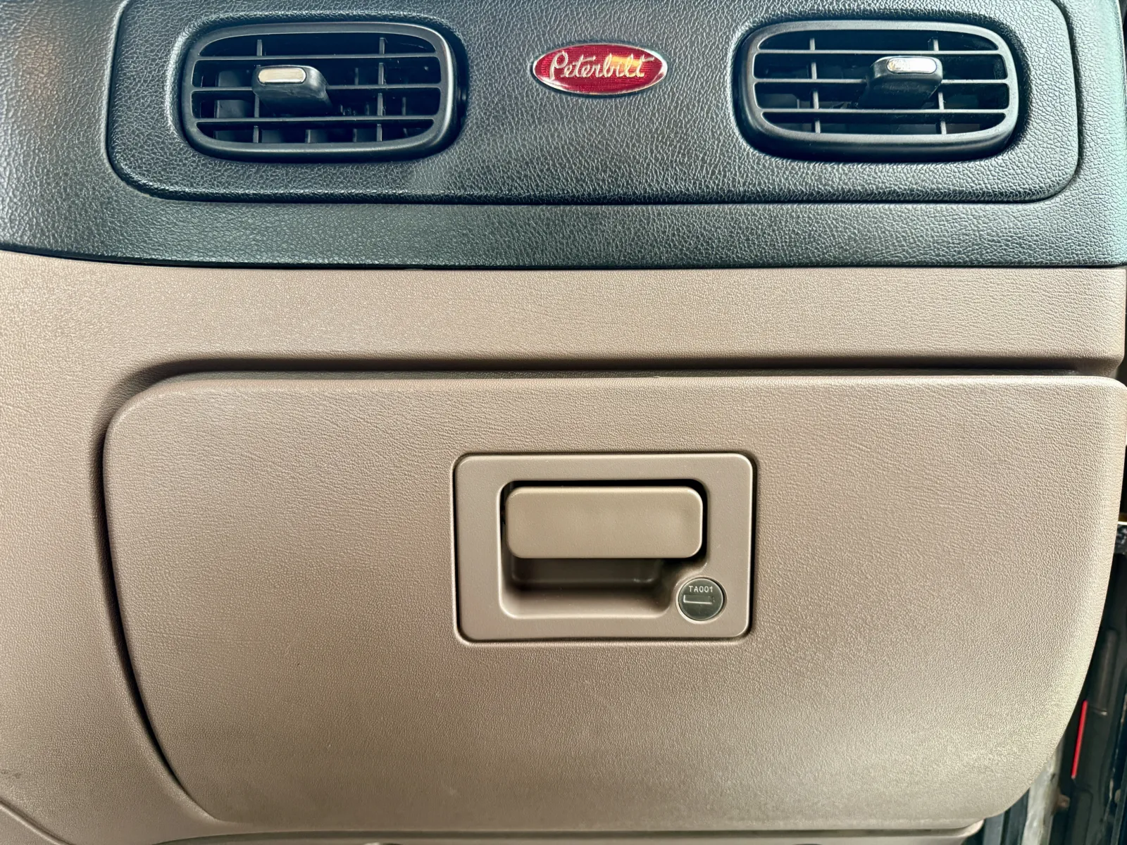 2014 Peterbilt - image 19