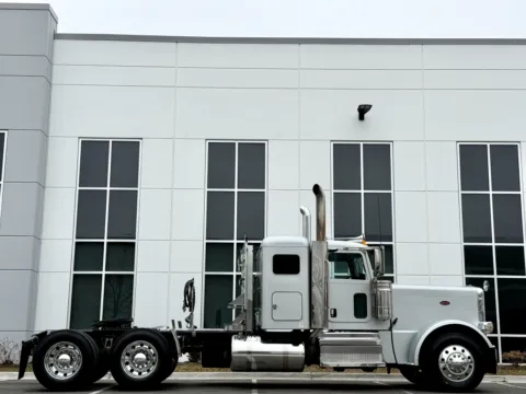 Another view of 2022 PETERBILT 389 for sale in New Lenox, IL at Forge Truck Centers - Illinois