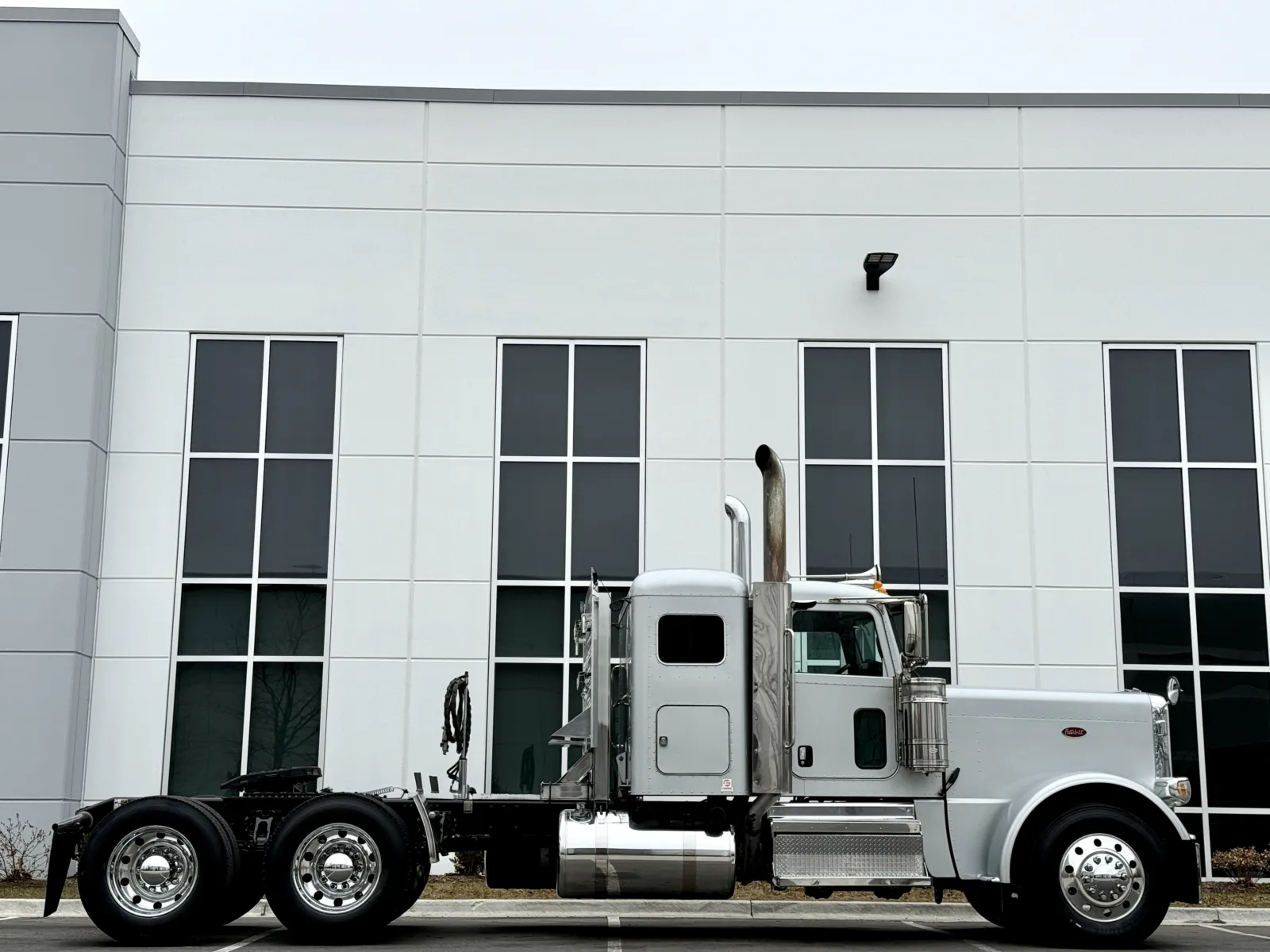 2022 Peterbilt 389 - image 3