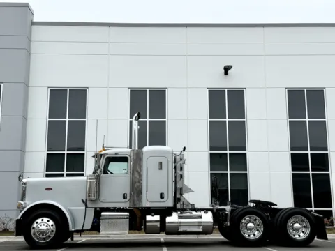 More photos of 2022 PETERBILT 389 at Forge Truck Centers - Illinois, IL