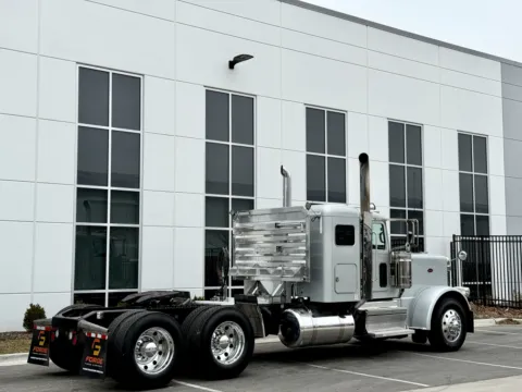 More photos of 2022 PETERBILT 389 at Forge Truck Centers - Illinois, IL