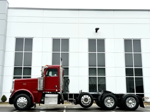 More photos of 2017 PETERBILT 389 at Forge Truck Centers - Illinois, IL