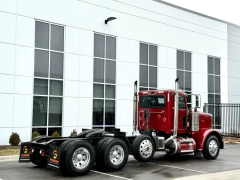 More photos of 2017 PETERBILT 389 at Forge Truck Centers - Illinois, IL
