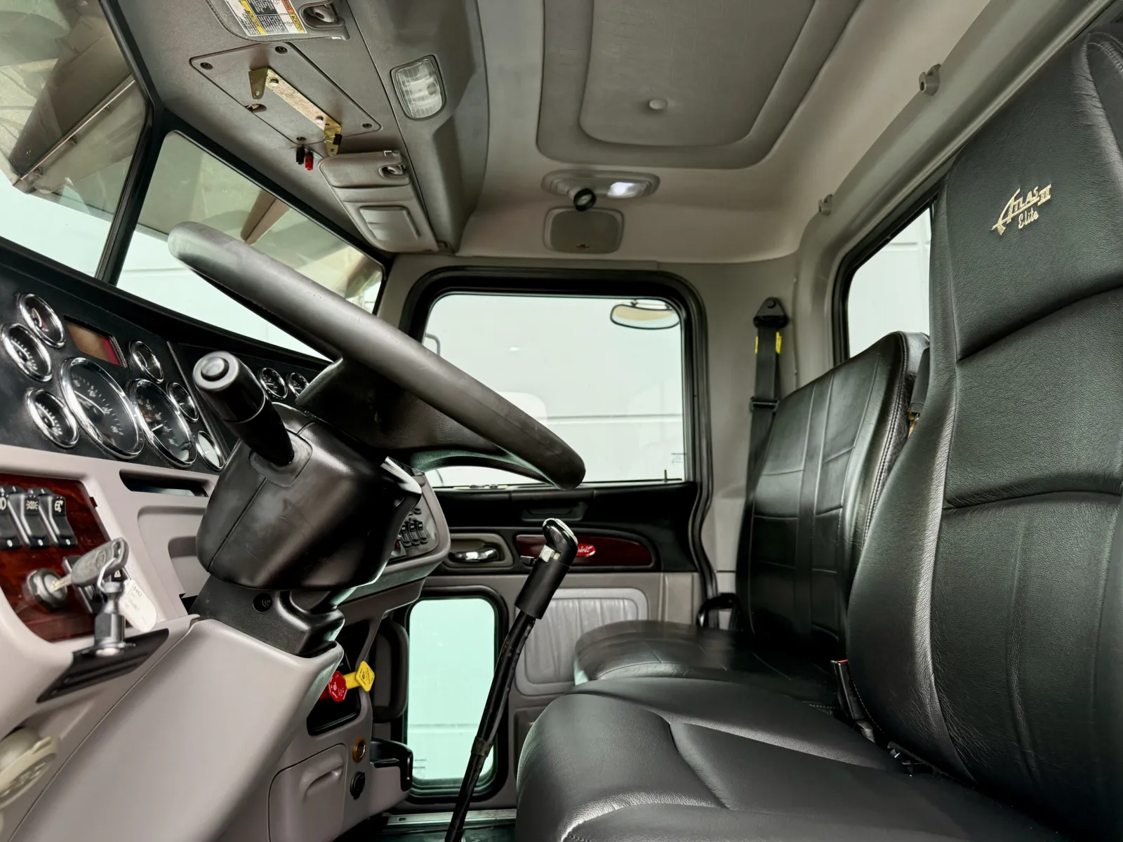 2017 Peterbilt 389 - image 14