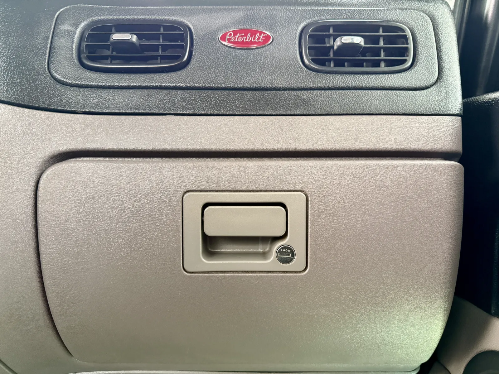 2017 Peterbilt 389 - image 19