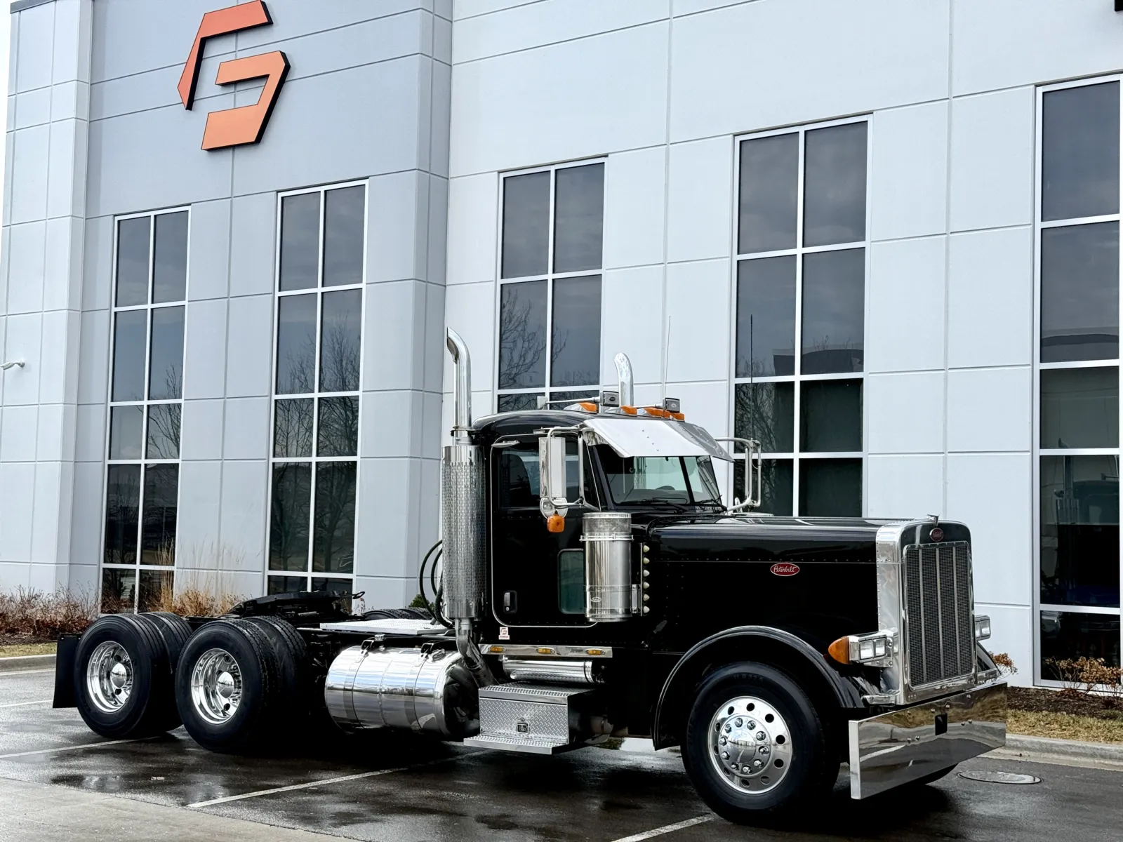 2005 Peterbilt - image 2