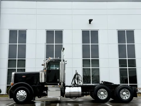 More photos of 2005 PETERBILT 379 at Forge Truck Centers - Illinois, IL