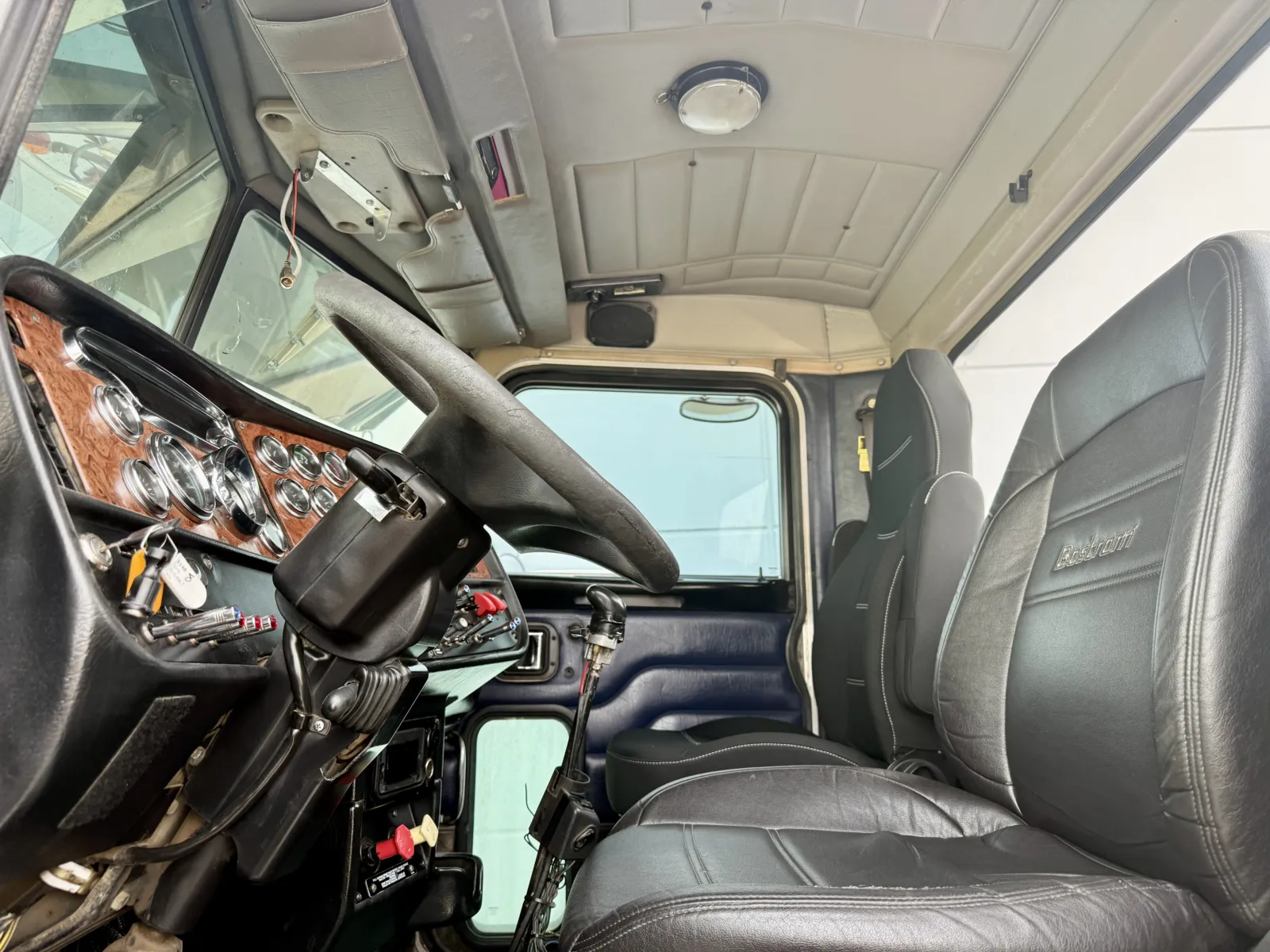 2005 Peterbilt - image 14