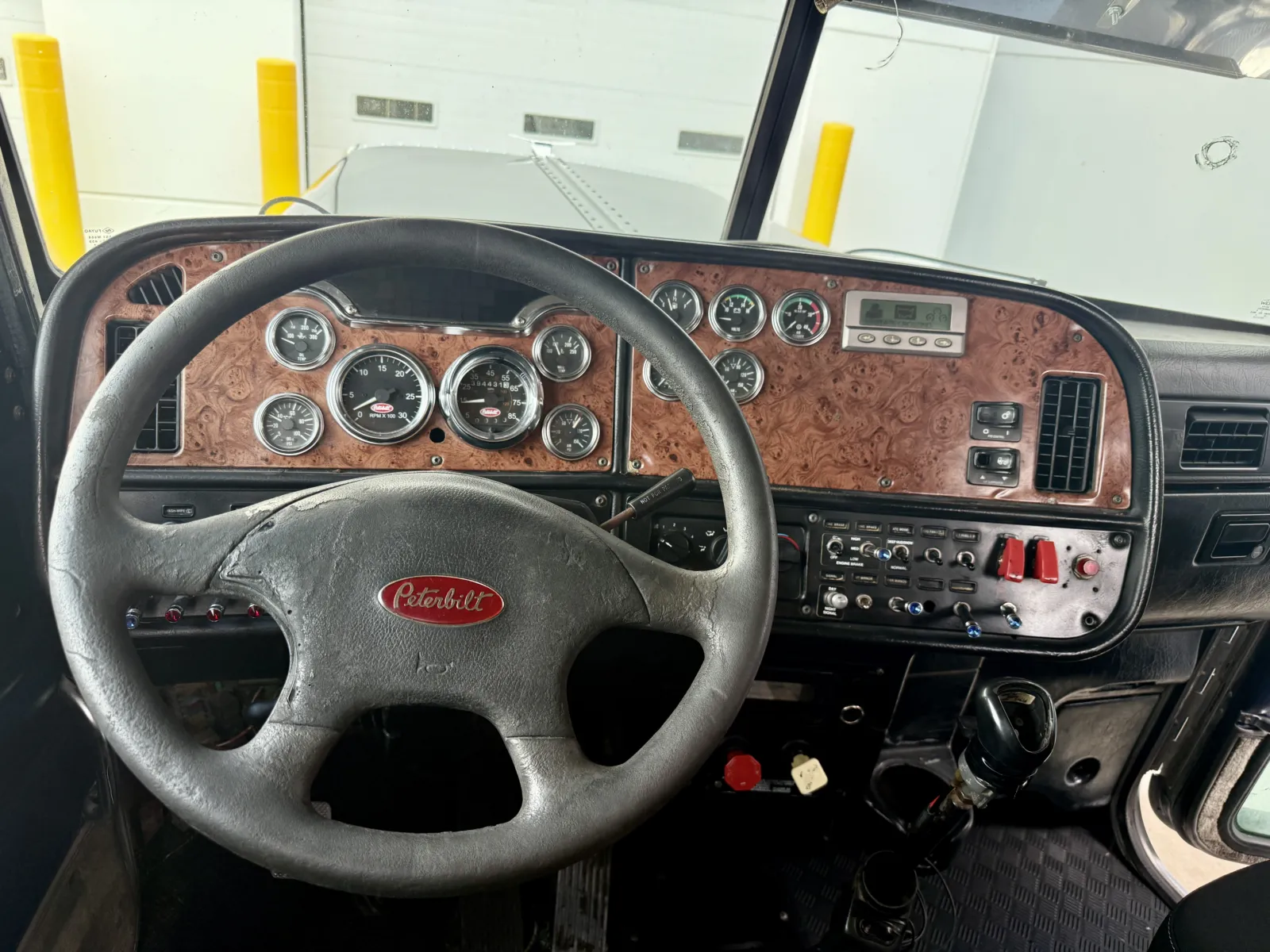 2005 Peterbilt - image 16