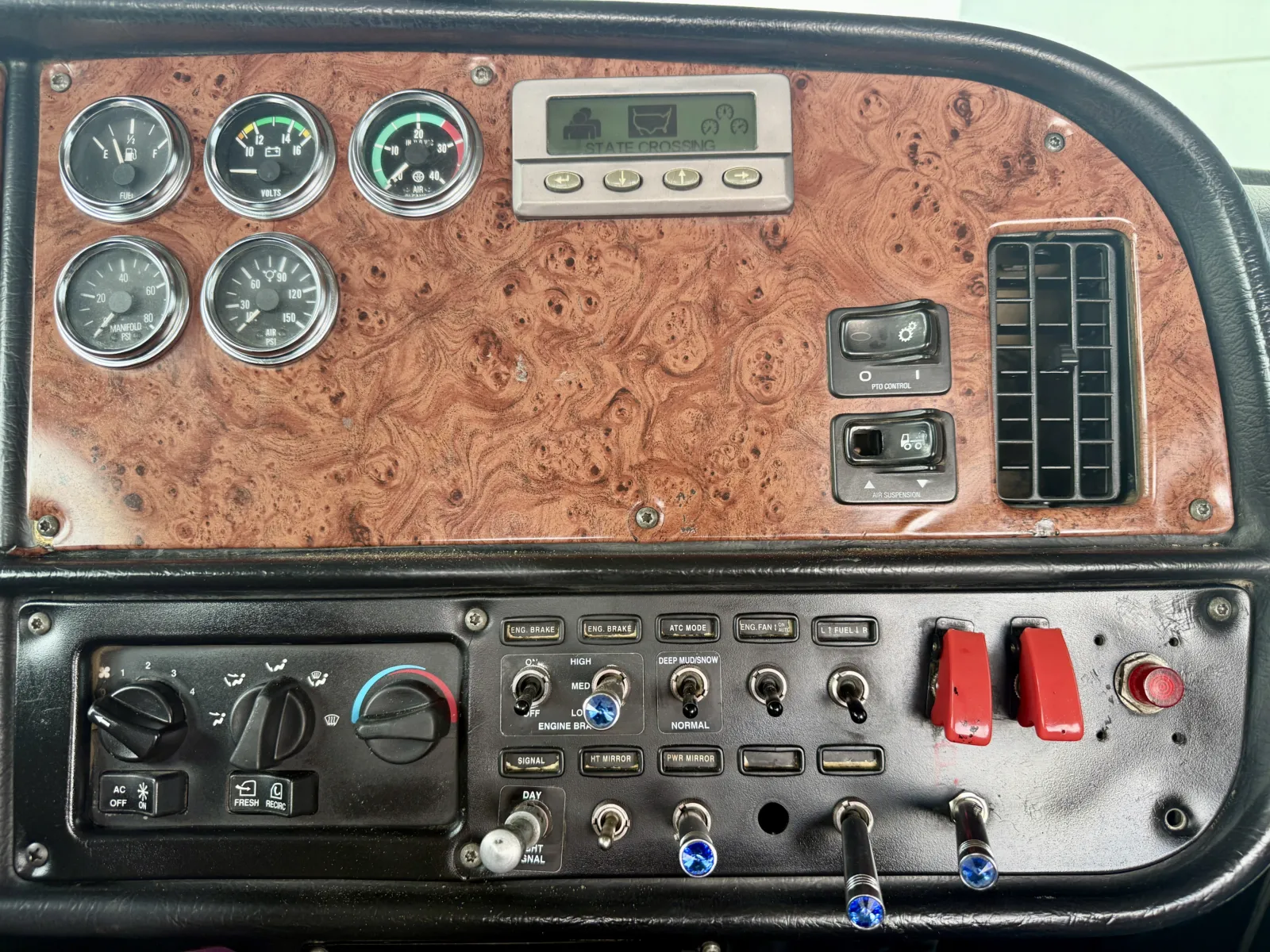 2005 Peterbilt - image 18