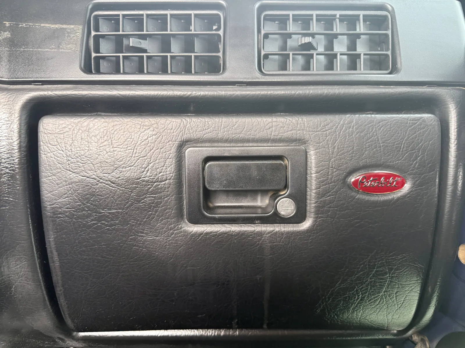 2005 Peterbilt - image 19