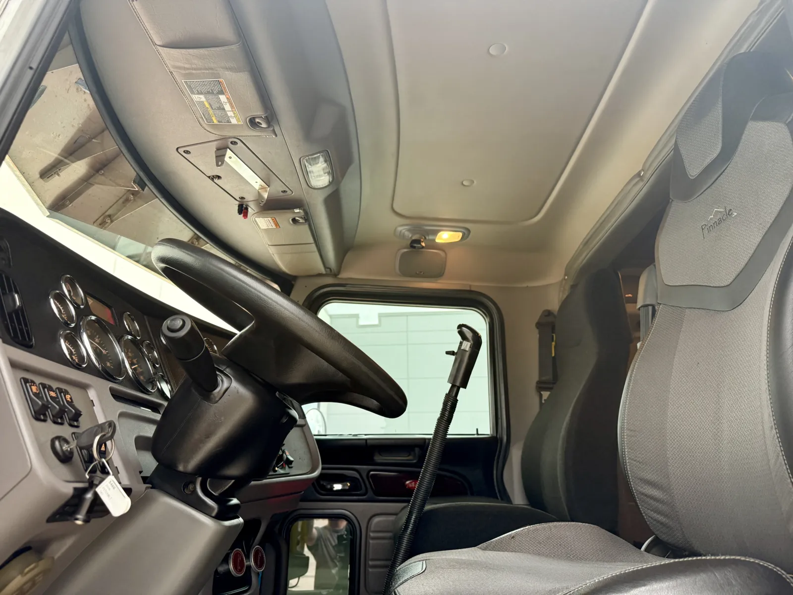 2016 Peterbilt 389 - image 14