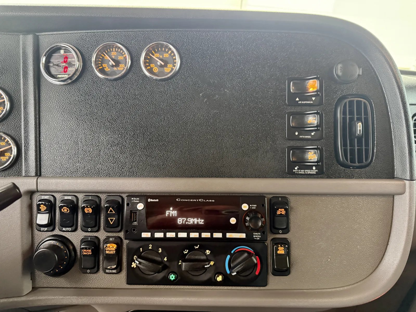 2016 Peterbilt 389 - image 18