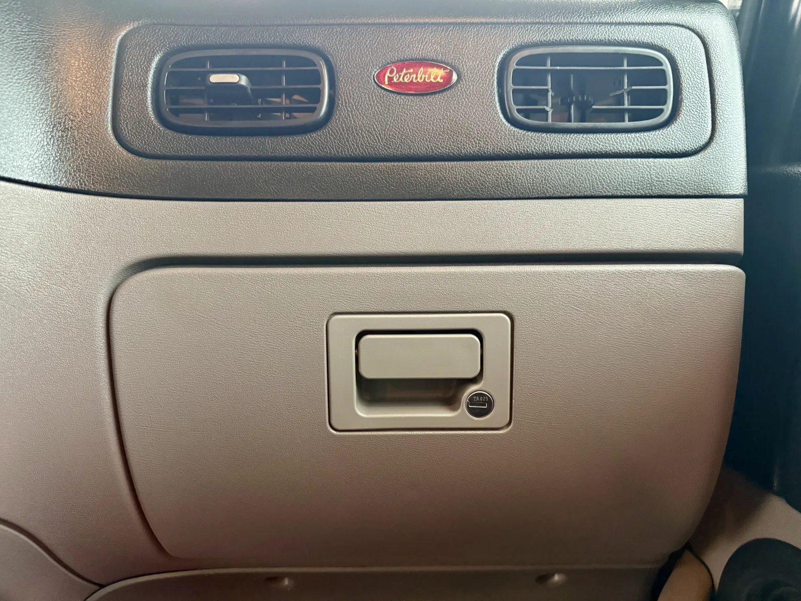 2016 Peterbilt 389 - image 19