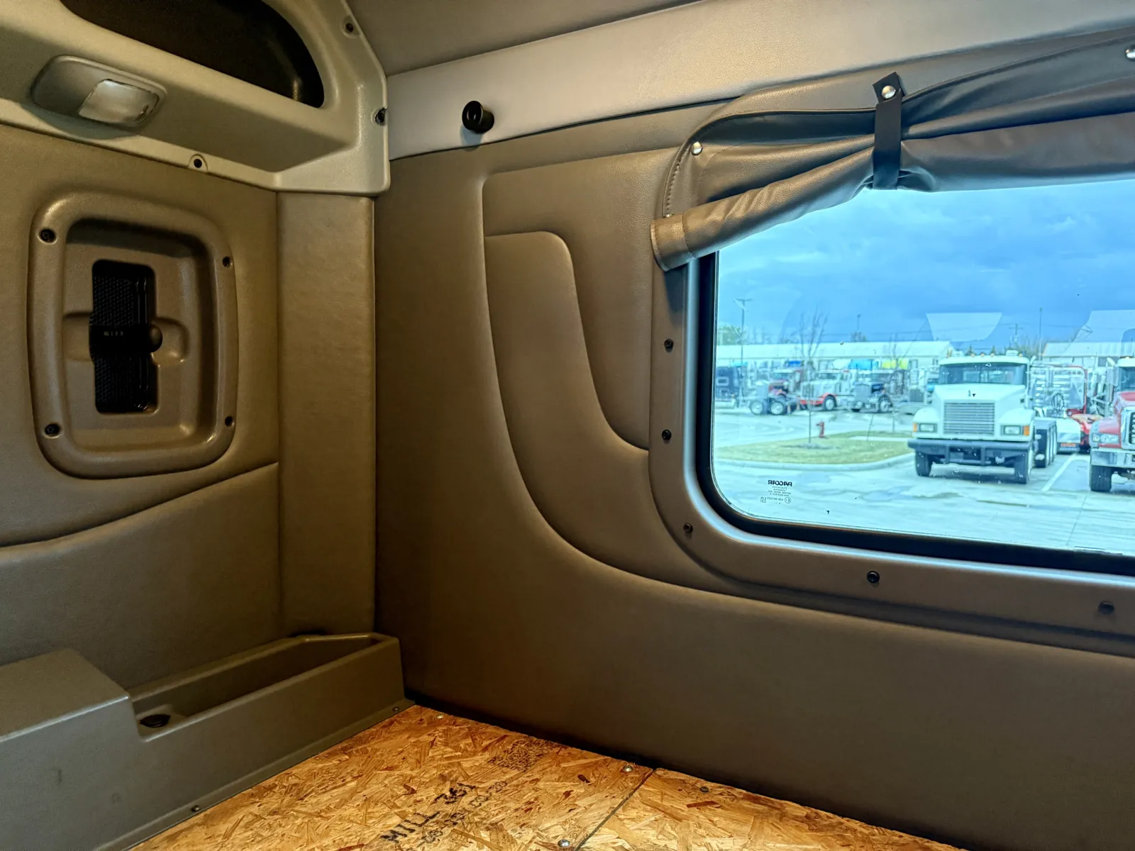 2016 Peterbilt 389 - image 22