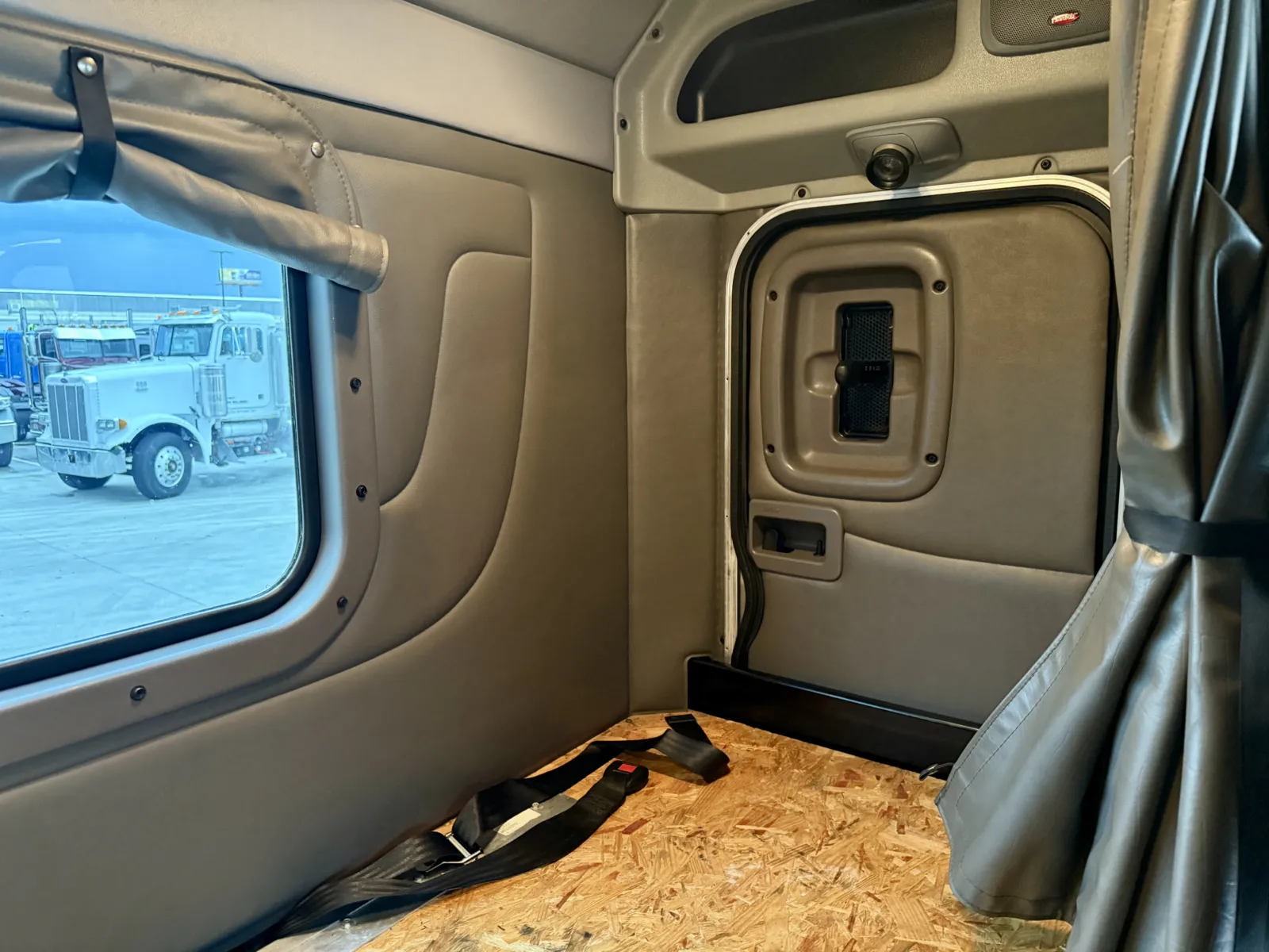 2016 Peterbilt 389 - image 24