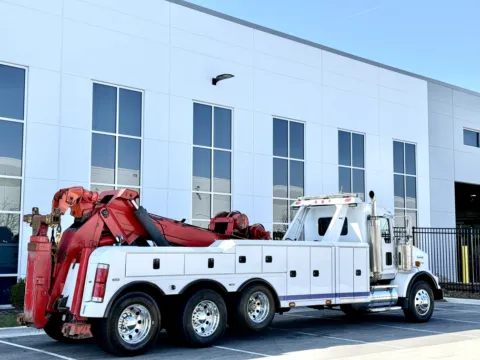 More photos of 2011 KENWORTH T800 at Forge Truck Centers - Illinois, IL