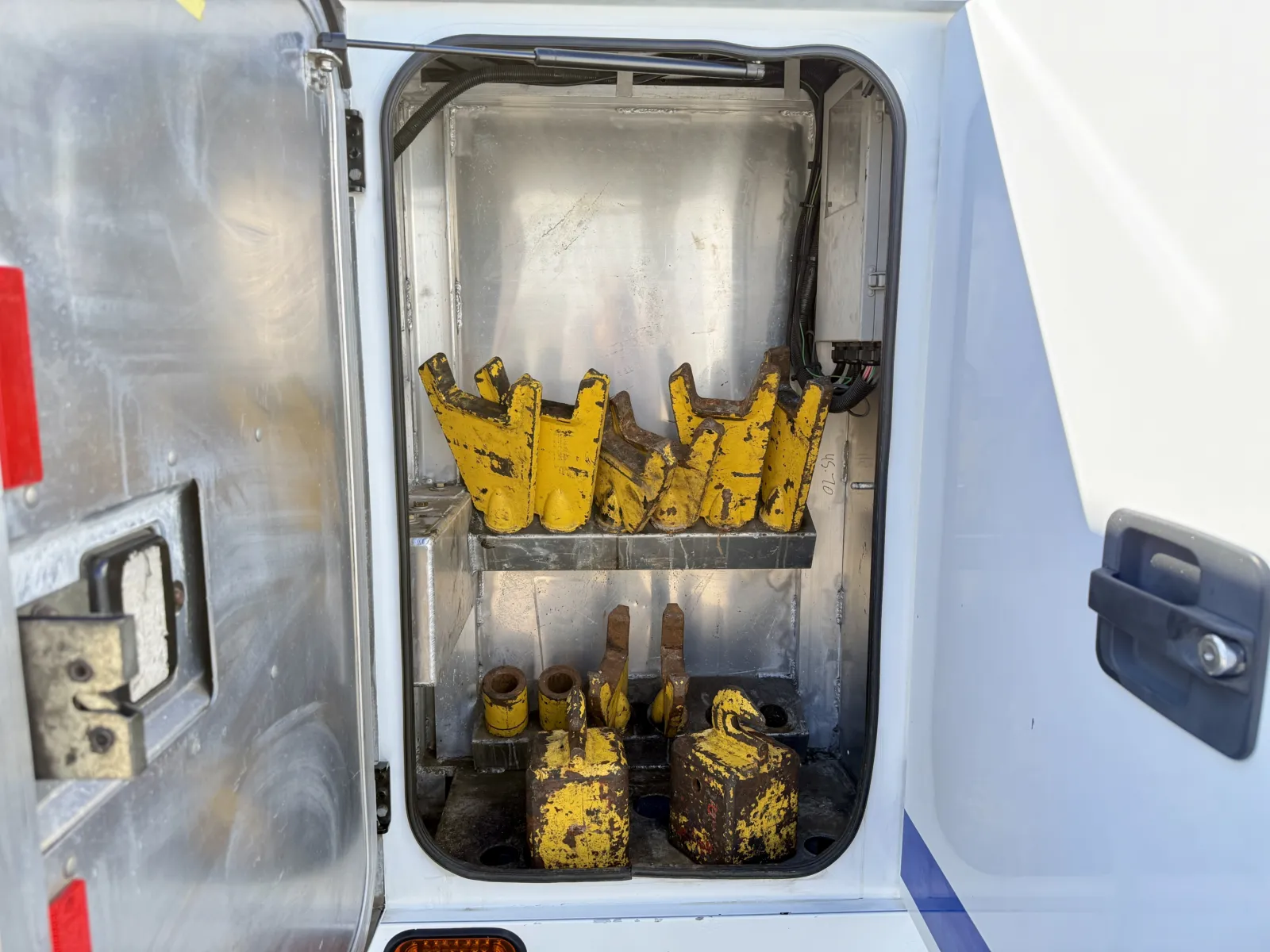 2011 Kenworth T800 - image 15