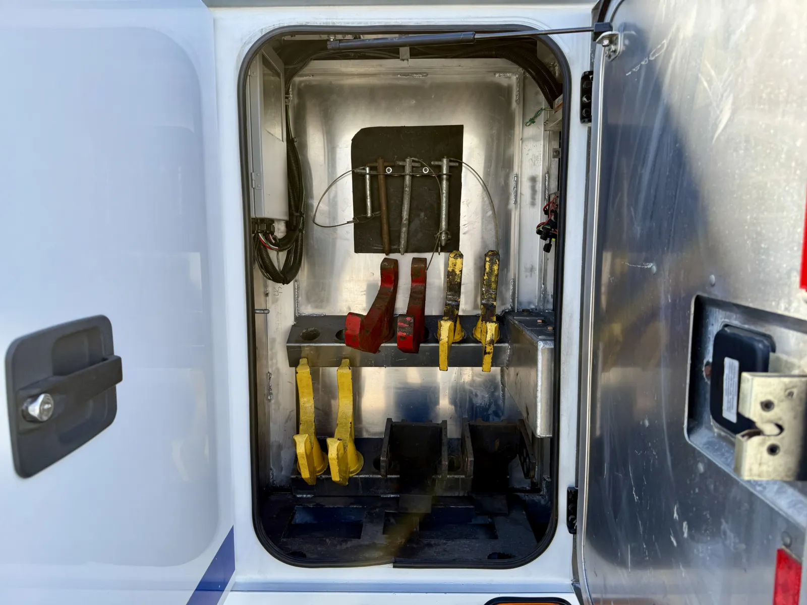 2011 Kenworth T800 - image 22