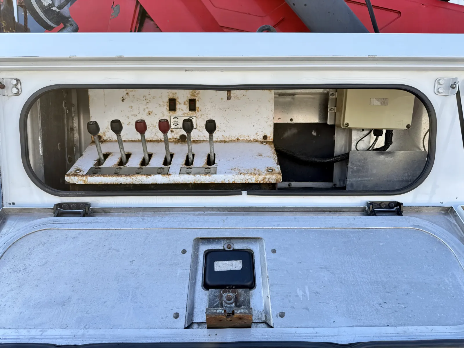 2011 Kenworth T800 - image 27