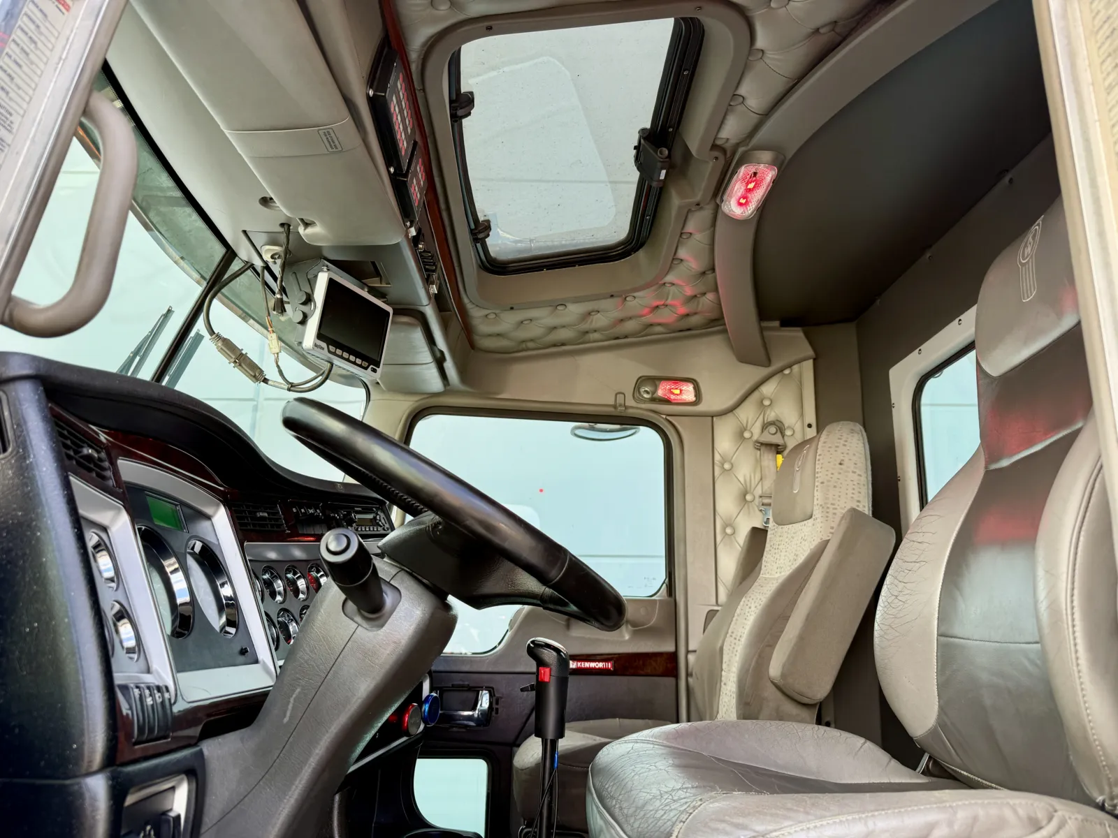 2011 Kenworth T800 - image 30