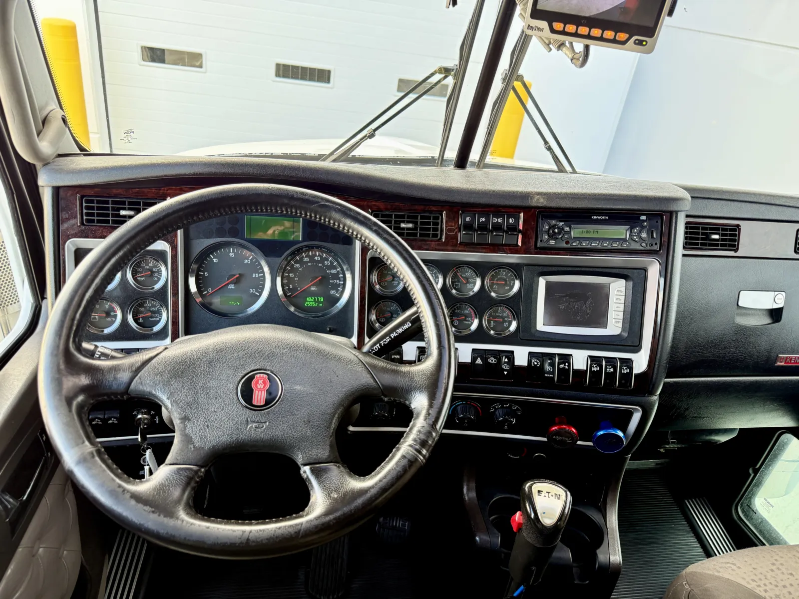 2011 Kenworth T800 - image 32