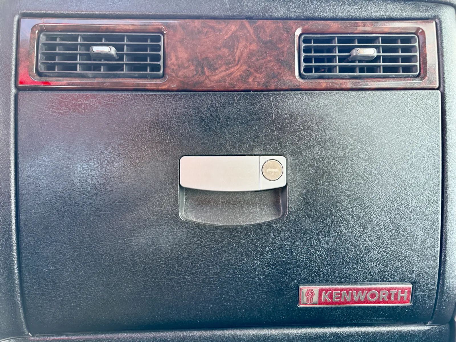 2011 Kenworth T800 - image 35