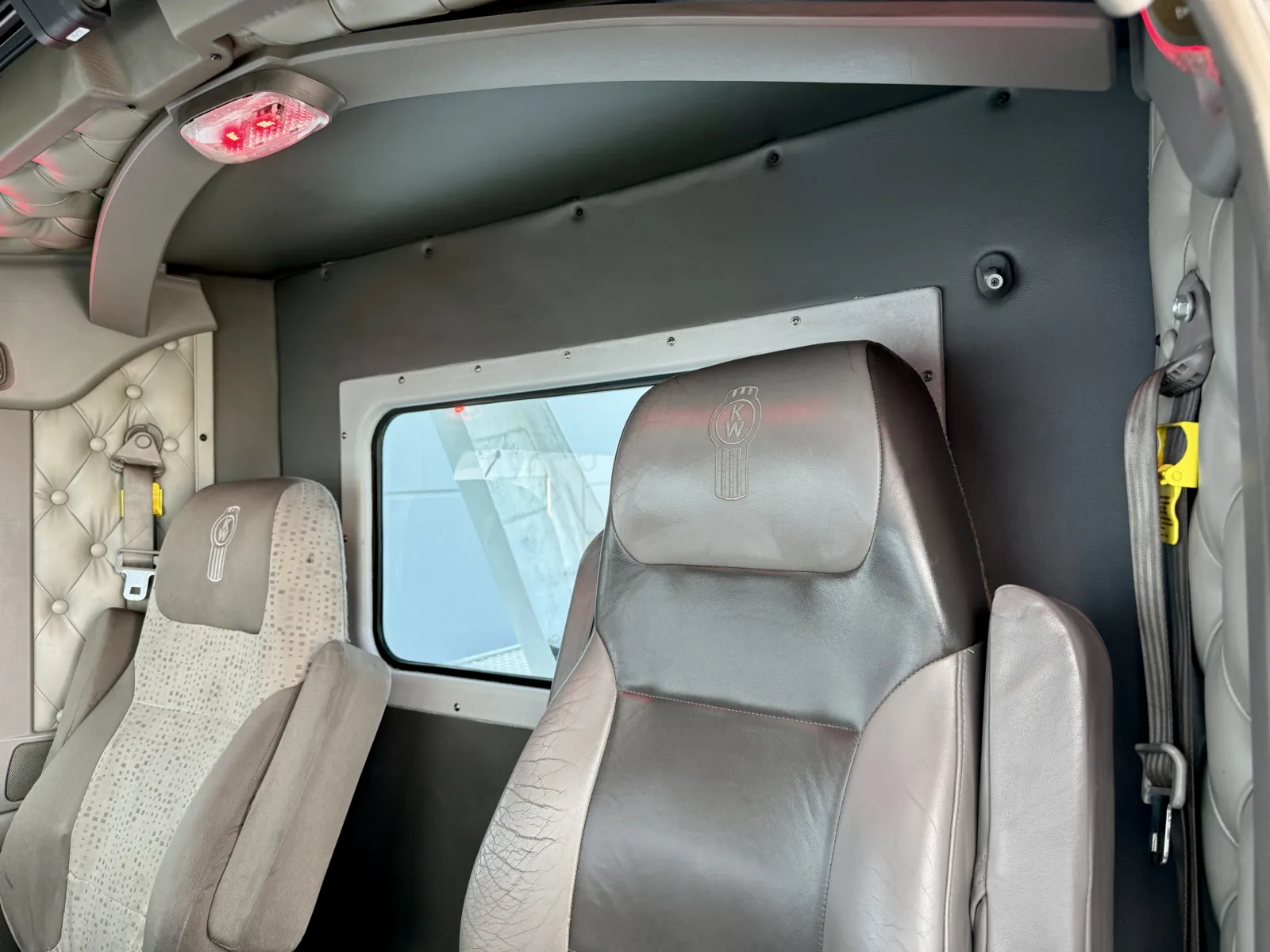 2011 Kenworth T800 - image 36