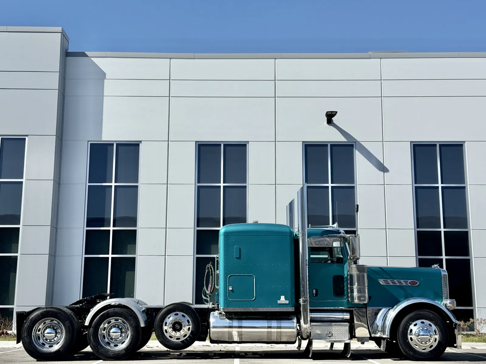 2016 Peterbilt 389 - image 3