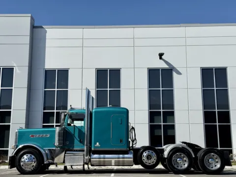More photos of 2016 PETERBILT 389 at Forge Truck Centers - Illinois, IL